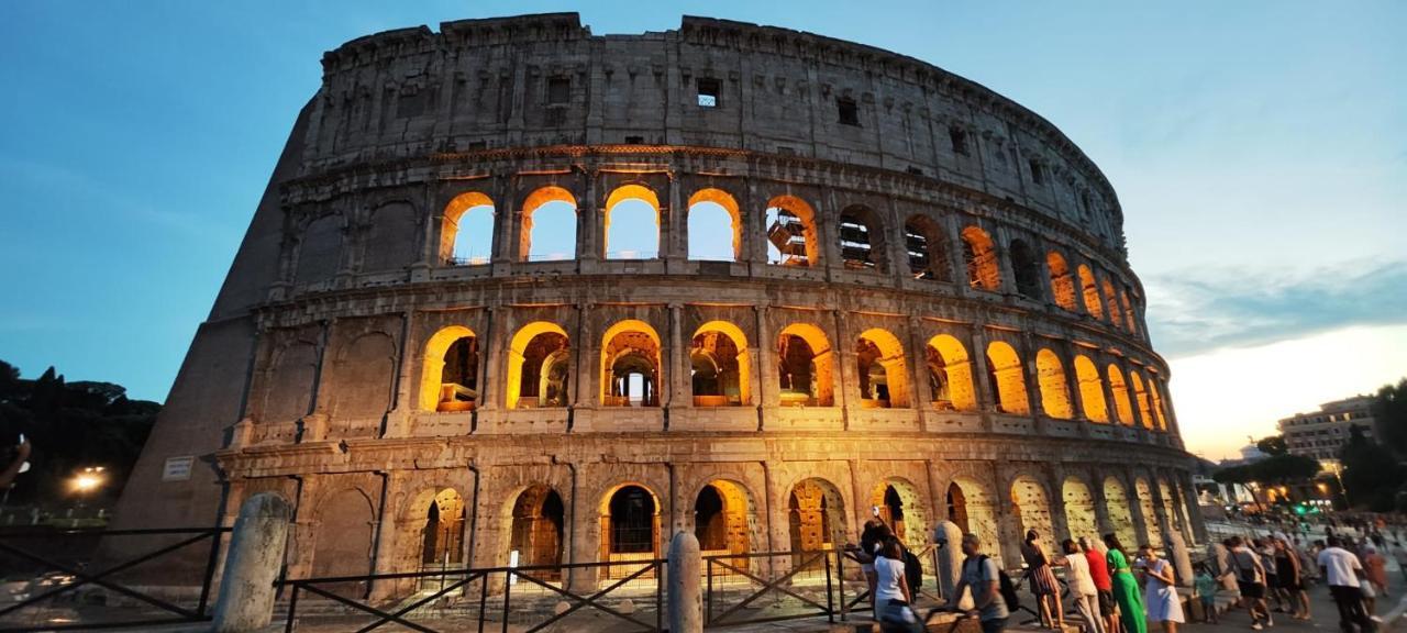 COLOSSEO con il CUORE Roma Esterno foto